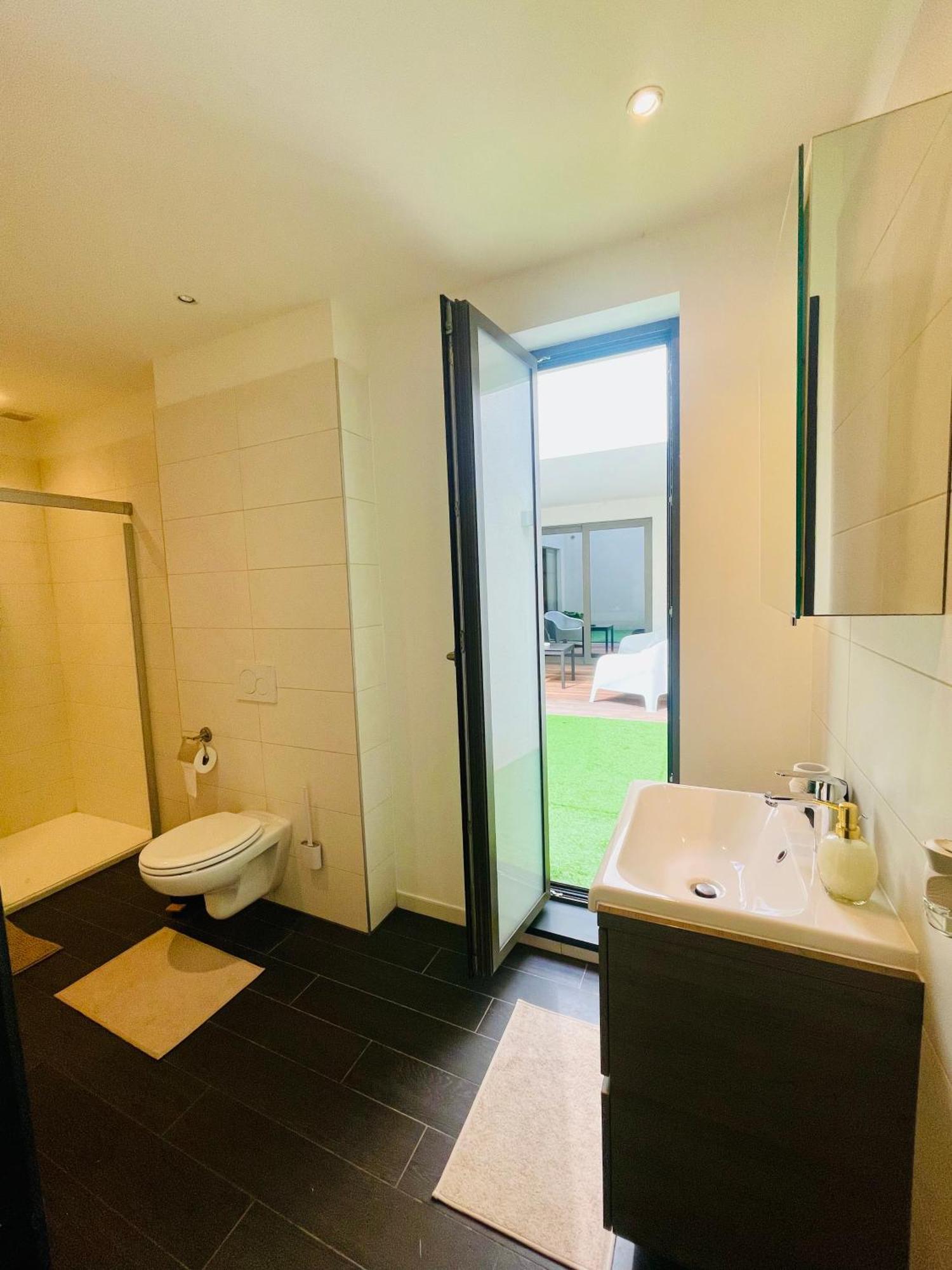 Down Town Spacious Loft Retreat With Private Parking Bryssel Exteriör bild